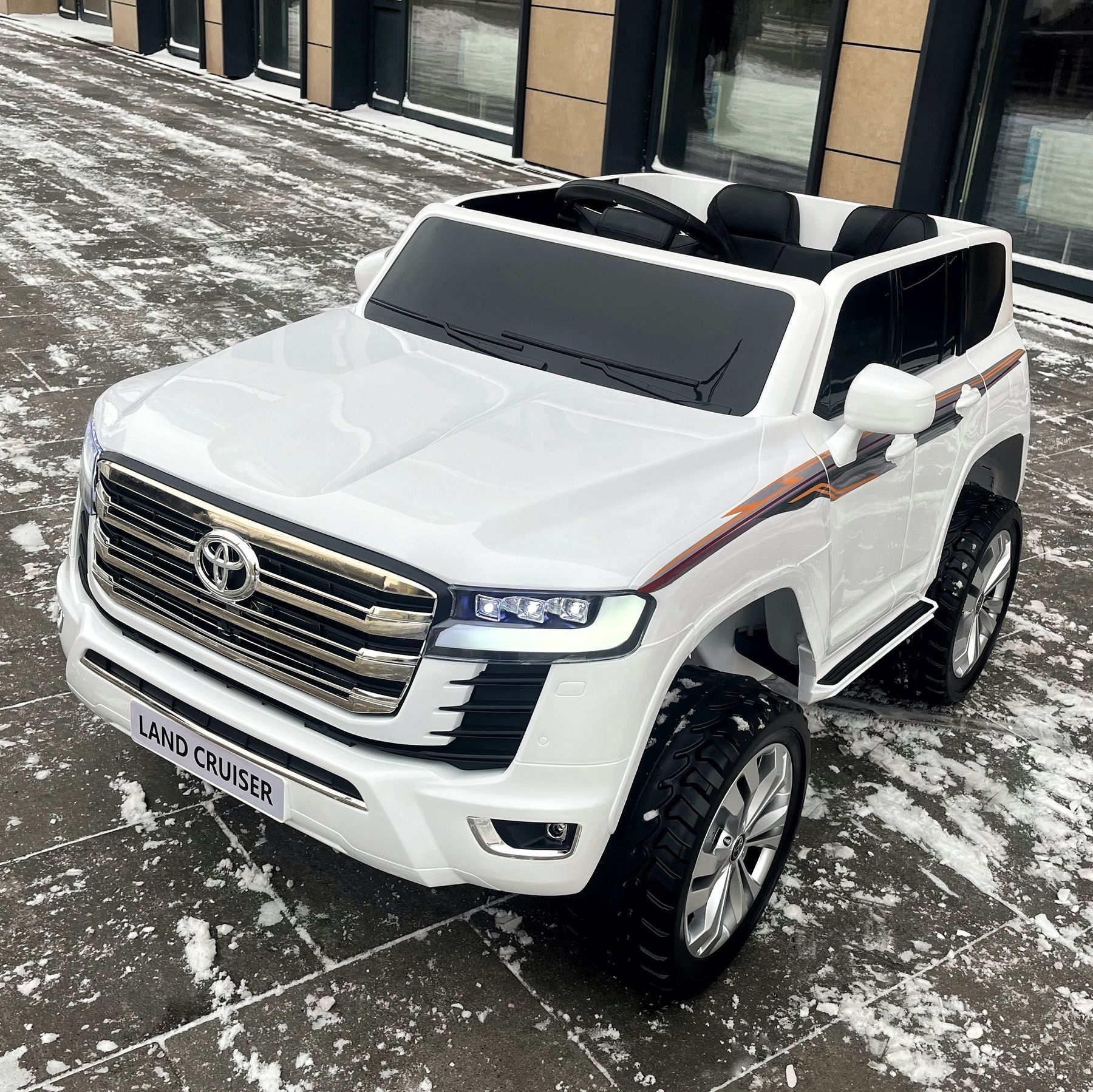 Джип Toyota Land Cruiser 300 4WD білий