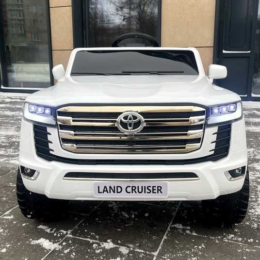 Джип Toyota Land Cruiser 300 4WD білий