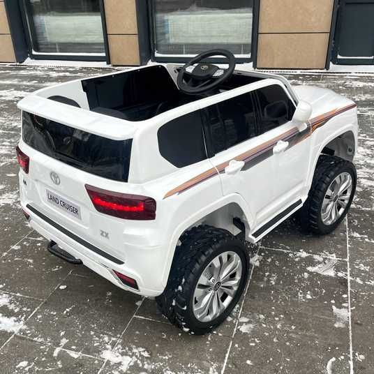 Джип Toyota Land Cruiser 300 4WD білий