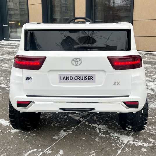 Джип Toyota Land Cruiser 300 4WD білий